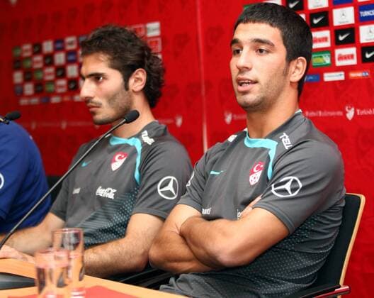 Arda Turan (re.) und Hamit Altintop (beide Türkei) während der Pressekonferenz -  Fußball EM Herren Vorschau EURO 2008, Nationalteam, Pressetermin Gruppe Nyon Fußball EM Herren Vorschau EURO 2008, Nationalteam, Pressetermin Gruppe Nyon