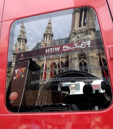 Bauarbeiten vor dem Wiener Rathaus, wo die Fan Zone für die Euro 2008 Gestalt annimmt -  Fußball EM Herren Vorschau Euro 2008, Fanzone, Aufbau, aufbauen, Bau, bauen, Bauarbeiten, Baustelle, Vorbereitung, Einzelbild Rathausplatz Wien