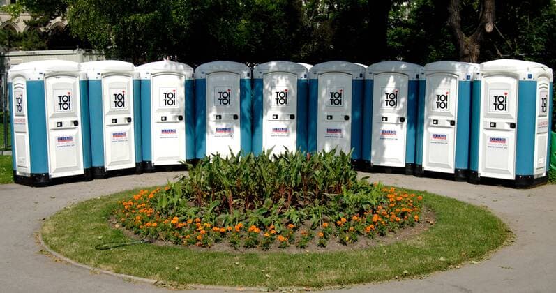 Für Grundbedürfnisse der Besucher der Wiener Fan Zone für die Euro 2008 ist bereits gesorgt - hoffentlich bleiben die Blumen verschont... -  Fußball EM Herren Vorschau Euro 2008, Fanzone, Aufbau, aufbauen, Bau, bauen, Bauarbeiten, Baustelle, Vorbereitung, Totale Wien