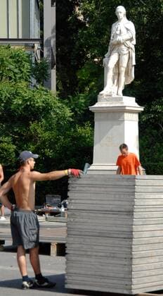 Bauarbeiter vor der Statue von Josef von Sonnenfels, es entsteht die Wiener Fan Zone für die Euro 2008 -  Fußball EM Herren Vorschau Euro 2008, Fanzone, Aufbau, aufbauen, Bau, bauen, Bauarbeiten, Baustelle, Vorbereitung, Einzelbild Rathausplatz Wien Fußball EM Herren Vorschau Euro 2008, Fanzone, Aufbau, aufbauen, Bau, bauen, Bauarbeiten, Baustelle, Vorbereitung, Einzelbild Rathausplatz Wien
