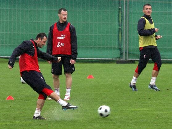 Training Polen, v.li.: Maciej Zurawski, Jacek Krzynowek und Lukasz Gargula -  (APS20080883) Fußball EM Herren Vorschau Euro 2008, Nationalmannschaft, Training Gruppe Bad Waltersdorf Dynamik, Fußball EM Herren Vorschau Euro 2008, Nationalmannschaft, Training Gruppe Bad Waltersdorf Dynamik,