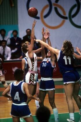 Andrea Lloyd (USA, 2.v.li.) gegen Polona Dornik (Jugoslawien, 2.v.re.) Basketball OS Sommer Damen Olympische Spiele Seoul 1988, Sommerspiele, Länderspiel, Nationalteam, Nationaltrikot, Finale, Gruppe Seoul Dynamik, Kampf,