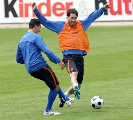 Ruud van Nistelrooy (Niederlande, re.) im Duell -  Fußball EM Herren Vorschau EURO 2008, Nationalteam, Training, Vdig Gruppe Lausanne Dynamik,