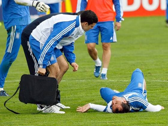 Theofanis Gekas (Griechenland) verletzt -  Fußball EM Herren Vorschau Euro 2008, Nationalmannschaft, Training Gruppe Seekirchen Fußball EM Herren Vorschau Euro 2008, Nationalmannschaft, Training Gruppe Seekirchen