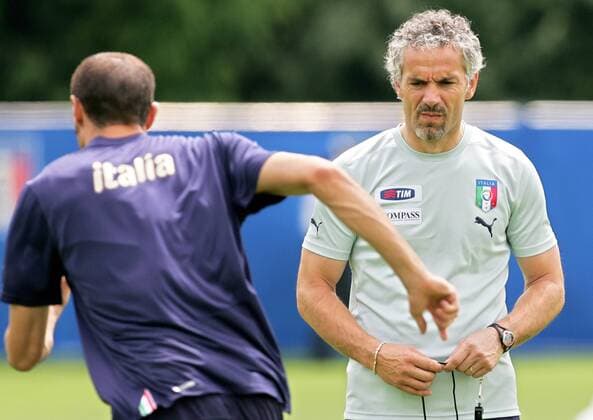 Nationaltrainer Roberto Donadoni (Italien, re.) skeptisch - Fußball EM Herren Vorschau Euro 2008, Trainingslager, Nationalteam, Training Gruppe Enzersdorf Nachdenklichkeit, Skepsis, Fußball EM Herren Vorschau Euro 2008, Trainingslager, Nationalteam, Training Gruppe Enzersdorf Nachdenklichkeit, Skepsis,