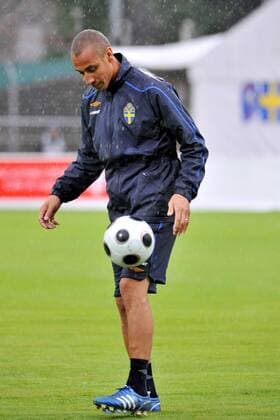 Henrik Larsson (Schweden) am Ball -  Fußball EM Herren Vorschau Euro 2008, Nationalteam, Training, Trainingslager Einzelbild Lugano Dynamik,