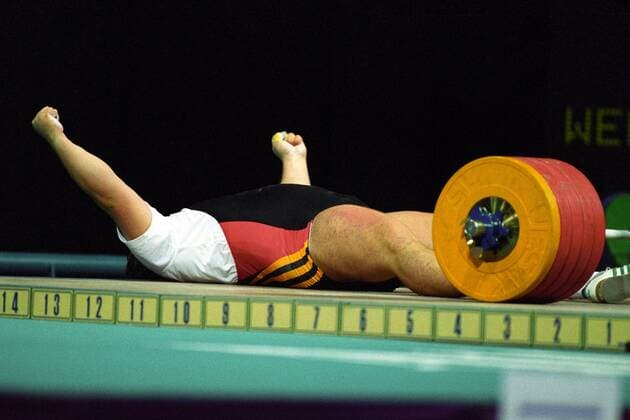 Ronny Weller (Deutschland) jubelt Gewichtheben OS Sommer Herren Olympische Spiele Atlanta 1996, Sommerspiele, Einzelbild Aufnahmedatum geschätzt Atlanta Freude,