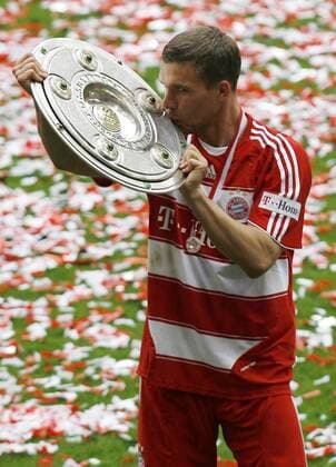 Lukas Podolski (Bayern) feiert mit seinem Verein die deutsche Meisterschaft 2008 Fußball 1. BL Herren Saison 2007 2008, FC Bayern München Einzelbild München Freude,
