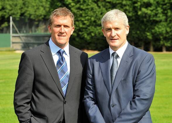 Geschäftsführer Garry Cook (li.) stellt Mark Hughes (beide Manchester City) als neuen Trainer vor - EDITORIAL USE ONLY. No use with unauthorised audio, video, data, fixture lists, club league logos or live services. Online in-match use limited to 120 images, no video emulation. No use in betting, games or single club league player publications. Fußball Herren English Premier League 2008 2009, 1. Englische Liga, Gruppe Manchester