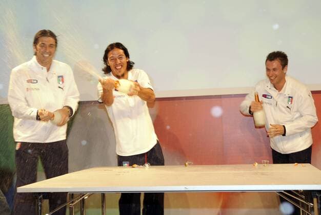 Torwart Gianluigi Buffon (li.), Mauro Camoranesi (Mitte) und Antonio Cassano (alle Italien) eröffnen mit einer Sektdusche die Casa Azzurri in Oberwaltersdorf -  Fußball EM Herren Vorschau EURO 2008, Nationalmannschaft, Eröffnung Gruppe Oberwaltersdorf Freude,