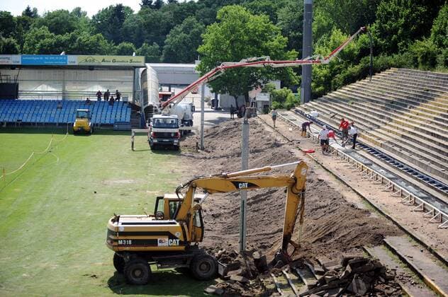Sanierung des Stadions an der alten Försterei, Heimspielstätte von Union Berlin - Bagger reißt die alte Tribüne ein Fußball Herren 3. Liga 2008 2009, Dritte, 1. FC Union Berlin Totale Stadion an der alten Försterei Alte Berlin