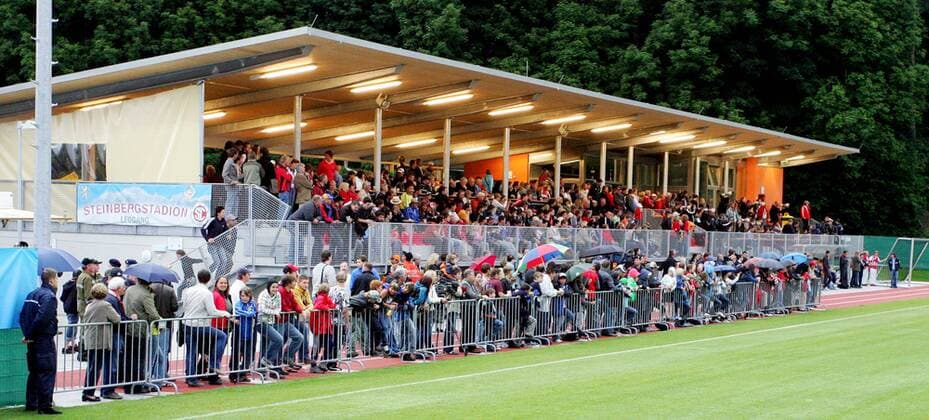 Zuschauer während des Trainings der russischen Nationalmannschaft auf der Sportanlage in Leogang -  Fußball EM Herren Euro 2008, Nationalmannschaft, Training, Russland Totale Leogang Fußball EM Herren Euro 2008, Nationalmannschaft, Training, Russland Totale Leogang