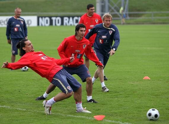 Torwart Vedran Runje (li.) gegen Nikola Pokrivac (beide Kroatien, Mitte) - Training -  Fußball EM Herren Vorschau EURO 2008, Nationalmannschaft, Training Gruppe Oberwart Dynamik,