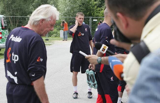 Lukasz Piszczek (2.v.li.) beobachtet nach seiner Nachnominierung zu Euro 2008 Nationaltrainer Leo Beenhakker (beide Polen, li.) -  (080606MBI004) Fußball EM Herren Vorschau EURO 2008, Nationalteam, Vdig Gruppe Bad Waltersdorf