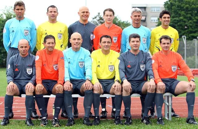 FIFA Schiedsrichter der Euro 2008, hi. v. li.: Roberto Rosetti (Italien), Pieter Vink (Niederlande), Tom Henning Ovrebo (Norwegen), Lubos Michel (Slowakei), Peter Fröjdfeldt (Schweden), Massimo Busacca (Schweiz), vorn: ... - Fußball EM Herren Vorschau Euro 2008, premiumd, Vdig, quer, Frojdfeldt, Froejdfeldt Totale