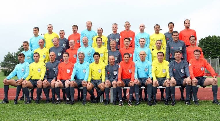FIFA Schiedsrichter der Euro 2008, vorn v. li.: Roberto Rosetti (Italien), Pieter Vink (Niederlande), Tom Henning Ovrebo (Norwegen), Lubos Michel (Slowakei), Peter Fröjdfeldt (Schweden), Massimo Busacca (Schweiz), Konrad... - Fußball EM Herren Vorschau Euro 2008, premiumd, Vdig, quer, Frojdfeldt, Froejdfeldt, Schiedsrichtergespann Totale Linienrichter, Schiedsrichter Assistent,