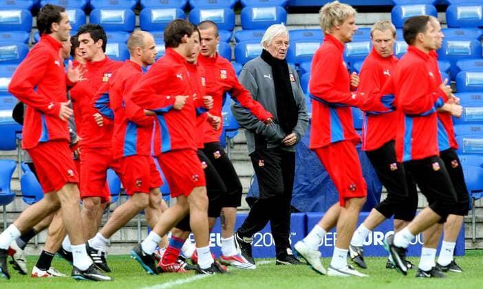 Nationaltrainer Karel Brückner (Tschechien, Mitte) beobachtet das Lauftraining -  Fußball EM Herren Vorschau Euro 2008, Nationalteam, Training, Vdig Totale Basel