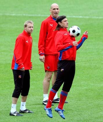 Tomas Ujfalusi (re.) wird von Jan Koller (Mitte) und Stanislav Vlcek (alle Tschechien) beobachtet -  Fußball EM Herren Vorschau Euro 2008, Nationalteam, Training, Vdig Gruppe Basel
