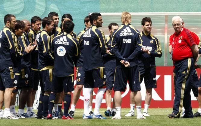 Nationaltrainer Luis Aragones (Spanien, re.) während der Mannschaftsbesprechung -  Fußball EM Herren Vorschau Euro 2008, Nationalteam, Training, Vdig Totale Neustift im Stubaital Fußball EM Herren Vorschau Euro 2008, Nationalteam, Training, Vdig Totale Neustift im Stubaital