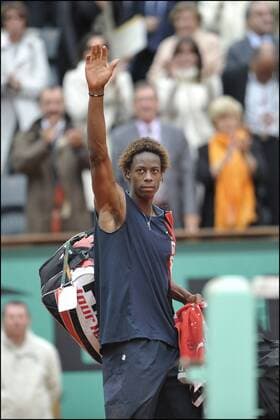 Gael Monfils (Frankreich) bedankt sich bei den Anhängern -  Tennis Herren French Open 2008, Grand Slam, ATP Tour Einzelbild Roland Garros Paris