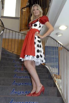 Model Sarah Brandner, Freundin von Bastian Schweinsteiger (beide Deutschland FC Bayern München), präsentiert ein Dirndl aus dem Hause Angermeier im Hinblick auf die Euro 2008 Fußball EM Herren Vorschau Euro 2008, Fotoshooting, Einzelbild o0 Spielerfrau, Partnerin, Frau, München
