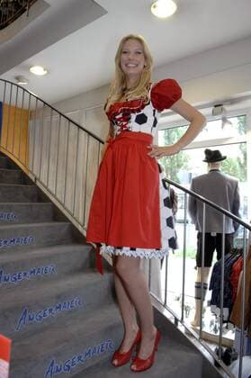 Model Sarah Brandner, Freundin von Bastian Schweinsteiger (beide Deutschland FC Bayern München), präsentiert ein Dirndl aus dem Hause Angermeier im Hinblick auf die Euro 2008 Fußball EM Herren Vorschau Euro 2008, Fotoshooting, Einzelbild o0 Spielerfrau, Partnerin, Frau, München