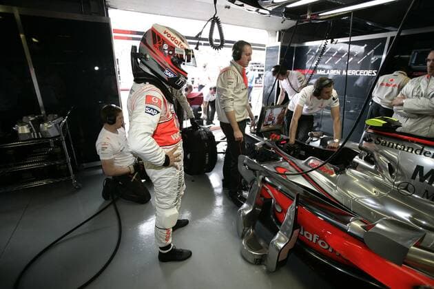 Heikki Kovalainen (Finnland McLaren Mercedes) betrachtet seinen Boliden Motorsport Grand Prix Herren Großer Preis von Kanada 2008, Formel 1 Weltmeisterschaft, F1, F, GP, WM Gruppe Montreal