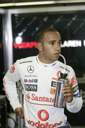 Lewis Hamilton (England McLaren Mercedes) erfrischt sich Motorsport Grand Prix Herren Großer Preis von Kanada 2008, Formel 1 Weltmeisterschaft, F1, F, GP, WM Einzelbild Montreal Skepsis, Nachdenklichkeit,