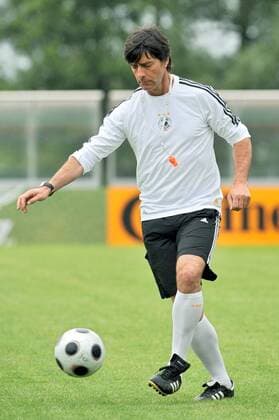 Bundestrainer Joachim Löw (Deutschland) am Ball -  Fußball EM Herren Vorschau Euro 2008, Nationalmannschaft, Training Einzelbild Tenero