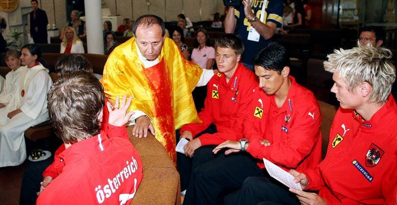 V.re.: Roman Kienast, Ivica Vastic und Sebastian Prödl (alle Österreich) mit Pfarrer Zeljko Odobasic (Kroatien) - katholischer Gottesdienst für die österreichische Nationalmannschaft -  Fußball EM Herren EM 2008, Euro Gruppe Stegersbach