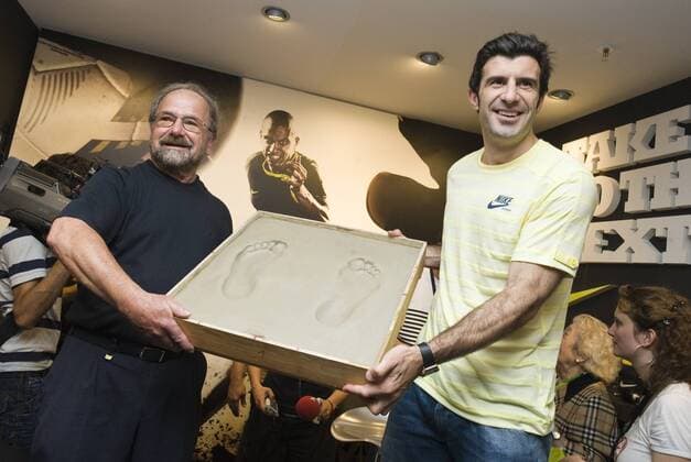 Luis Figo (Portugal, re.) mit seinen Fußabdrücken bei einem Nike Sponsorentermin - Fußball Grand Prix Herren EM 2008, Euro, Vorschau Gruppe Zürich