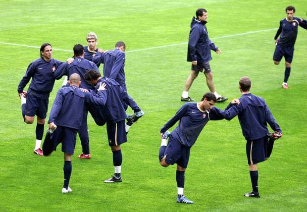 Training Portugal: Ricardo Quaresma (vorn, 2.v.re.), Fernando Meira (li.) und Miguel Veloso (hi., 3.v.li.) -  Fußball EM Herren EM 2008, Euro, Totale Genf Fußball EM Herren EM 2008, Euro, Totale Genf