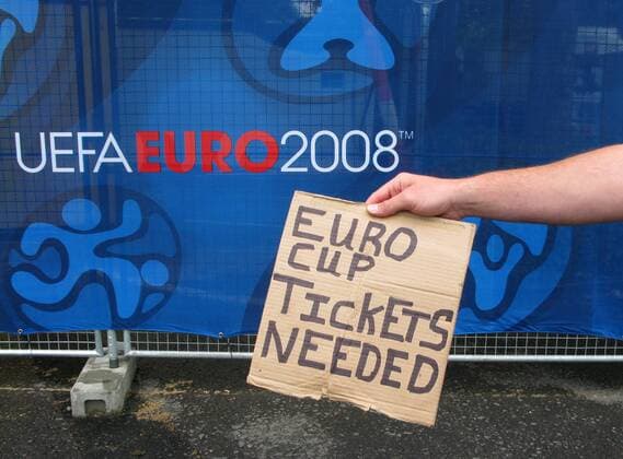 Fußballfan versucht auf dem Schwarzmarkt Eintrittskarten für die Euro 2008 zu ergattern Fußball EM Herren Euro 2008, Einzelbild Basel
