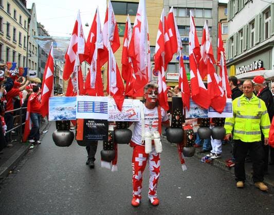 Schweizer Fanoriginal mit Nationalfahnen und Kuhglocken bestückt Fußball EM Herren Euro 2008, Länderspiel, Nationalteam, Schweiz Einzelbild Basel Fußball EM Herren Euro 2008, Länderspiel, Nationalteam, Schweiz Einzelbild Basel 