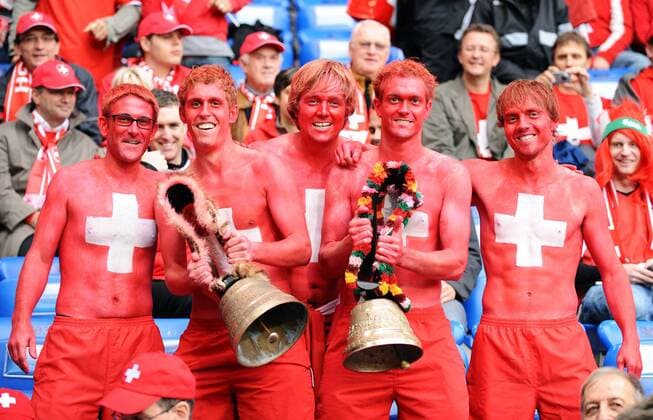 Schweizer Fangruppe mit Körperbemalung in den Landesfarben und Kuhglocken - Fußball EM Herren EURO 2008, Länderspiel, Nationalmannschaft, Schweiz Gruppe Basel