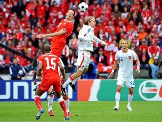 Marco Streller (Schweiz, o.li.) gegen Jaroslav Plasil (Tschechien) -  Fußball EM Herren EURO 2008, Länderspiel, Nationalteam, Nationaltrikot, Schweiz - Tschechien, Vdig Gruppe Basel Dynamik,