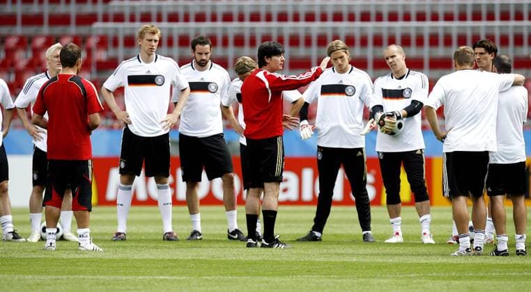 Mannschaftsbesprechung Deutschland, mit Bundestrainer Joachim Löw (Mitte) -  Fußball EM Herren Euro 2008, Nationalmannschaft, Training Totale Klagenfurt Fußball EM Herren Euro 2008, Nationalmannschaft, Training Totale Klagenfurt