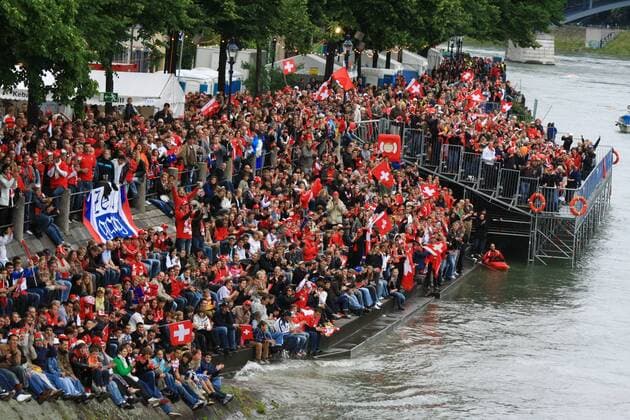 Schweizer Fans beim Public Viewing am Rheinufer in Basel Fußball EM Herren Euro 2008, Länderspiel, Nationalteam Totale Rheinufer, Rhein, Ufer Basel 
