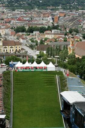 Die Stadt Innsbruck hinter der Fanzone Innsbruck Tirol am Bergisel -  Fußball EM Herren Euro 2008, Public Viewing, Live Übertragung, Fußballübertragung, Liveübertragung Totale Fan Zone Bergisel, Fanzone Innsbruck