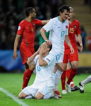 Emre Asik (am Boden) und Tuncay Sanli (beide Türkei) enttäuscht - Fußball EM Herren EURO 2008, Länderspiel, Nationalmannschaft, Nationaltrikot Gruppe Genf Enttäuschung, Fußball EM Herren EURO 2008, Länderspiel, Nationalmannschaft, Nationaltrikot Gruppe Genf Enttäuschung,