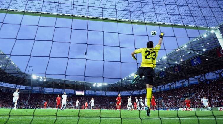 Torwart Volkan Demirel (Türkei) am Ball - Fußball EM Herren EURO 2008, Länderspiel, Nationalmannschaft, Nationaltrikot Totale Genf Dynamik, Fußball EM Herren EURO 2008, Länderspiel, Nationalmannschaft, Nationaltrikot Totale Genf Dynamik,