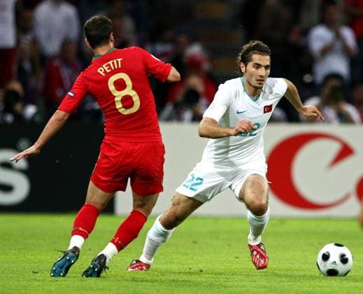 Hamit Altintop (Türkei, re.) gegen Petit (Portugal) - Fußball EM Herren Euro 2008, Länderspiel, Nationalteam, Nationaltrikot, Portugal - Türkei 2:0 Gruppe Genf Dynamik, Fußball EM Herren Euro 2008, Länderspiel, Nationalteam, Nationaltrikot, Portugal - Türkei 2:0 Gruppe Genf Dynamik,