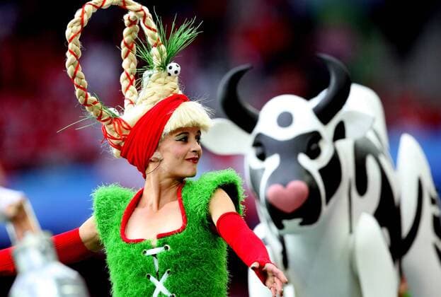 Frau im Rasenkostüm vor einer Kuhskulptur während der Eröffnungsfeier der EURO 2008 in Basel -  Fußball EM Herren EURO 2008, Eröffnung, Eröffnungsfeier, Feier, Zeremonie Einzelbild Basel Fußball EM Herren EURO 2008, Eröffnung, Eröffnungsfeier, Feier, Zeremonie Einzelbild Basel