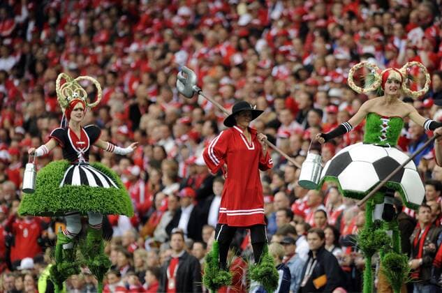 Drei Stelzenläufer anläßlich der Eröffnungsfeier der EM 2008 Fußball EM Herren Euro 2008, Eröffnungsfeier, Feier, Eröffnung, Zeremonie Gruppe Basel Fußball EM Herren Euro 2008, Eröffnungsfeier, Feier, Eröffnung, Zeremonie Gruppe Basel