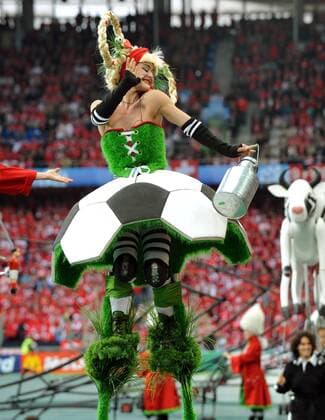 Artistin auf Stelzen im Fußball Outfit während der Eröffnungsfeier der Euro 2008 Fußball EM Herren Euro 2008, Eröffnungsfeier, Eröffnung, Feier, Zeremonie Einzelbild Basel Fußball EM Herren Euro 2008, Eröffnungsfeier, Eröffnung, Feier, Zeremonie Einzelbild Basel