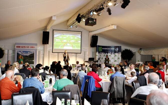 Public Viewing in einem Zelt der EURO Fanmeile in Innsbruck -  Fußball EM Herren EURO 2008, Länderspiel, Nationalmannschaft, Fanzone, Fan Zone, Fanmeile Totale Innsbruck Fußball EM Herren EURO 2008, Länderspiel, Nationalmannschaft, Fanzone, Fan Zone, Fanmeile Totale Innsbruck