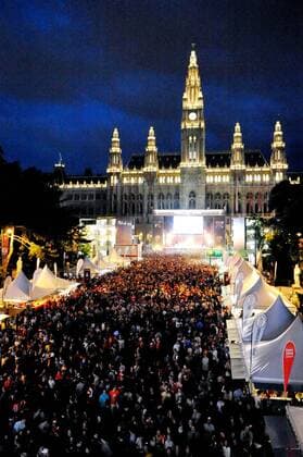 Volles Haus beim Public Viewing in der Fanzone in Wien am Heldenplatz -  Fußball EM Herren EURO 2008, Länderspiel, Nationalmannschaft, Fanzone, Fan Zone, Fanmeile Totale Wien Masse, Fußball EM Herren EURO 2008, Länderspiel, Nationalmannschaft, Fanzone, Fan Zone, Fanmeile Totale Wien Masse,
