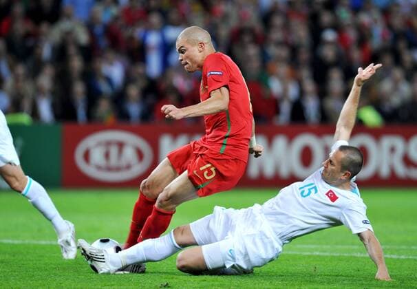 Pepe (Portugal, li.) setzt sich gegen Emre Asik (Türkei) durch und trifft zum 1:0 - Fußball EM Herren Euro 2008, Länderspiel, Nationalmannschaft, Nationaltrikot, Portugal - Türkei 2:0 Gruppe Genf Dynamik, Kampf, Fußball EM Herren Euro 2008, Länderspiel, Nationalmannschaft, Nationaltrikot, Portugal - Türkei 2:0 Gruppe Genf Dynamik, Kampf,