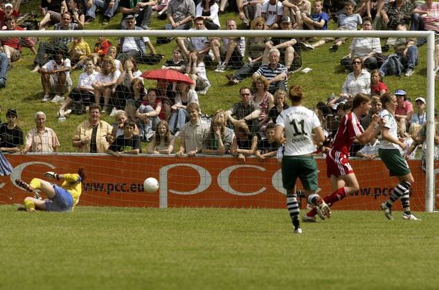 Kerstin Garefrekes (FFC Frankfurt, 2.v.re.) trifft gegen Torfrau Kathrin Längert (Duisburg) Fußball 1. BL Damen Saison 2007 2008, Frauen, Frauenfußball, FCR 2001 Duisburg - 1. FFC Frankfurt 1:1 Gruppe Duisburg Dynamik, Fußball 1. BL Damen Saison 2007 2008, Frauen, Frauenfußball, FCR 2001 Duisburg - 1. FFC Frankfurt 1:1 Gruppe Duisburg Dynamik,