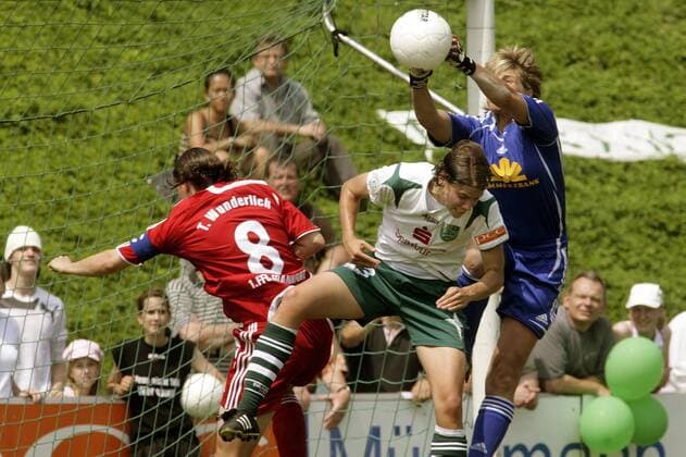 Annike Krahn (Duisburg, Mitte) gegen Torfrau Silke Rottenberg und Tina Wunderlich (beide FFC Frankfurt) Fußball 1. BL Damen Saison 2007 2008, Frauen, Frauenfußball, FCR 2001 Duisburg - 1. FFC Frankfurt 1:1 Gruppe Duisburg Dynamik, Fußball 1. BL Damen Saison 2007 2008, Frauen, Frauenfußball, FCR 2001 Duisburg - 1. FFC Frankfurt 1:1 Gruppe Duisburg Dynamik,